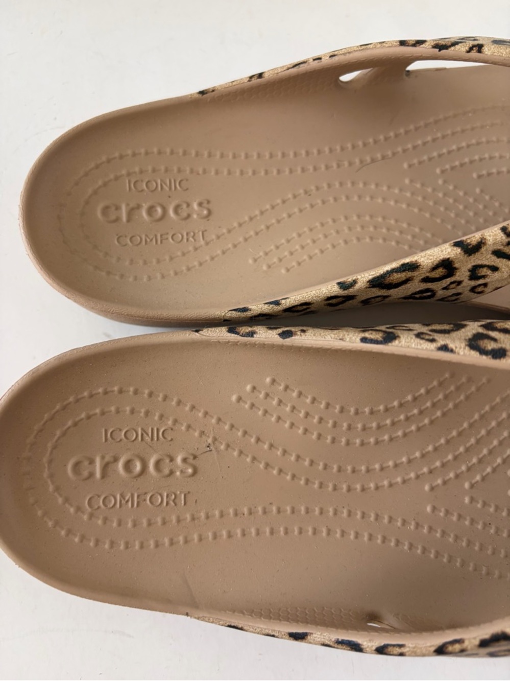 Crocs‎ Women's Kadee II Leopard Print Flip Flops - Picture 3 of 6